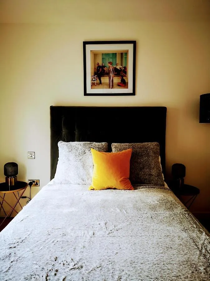 Beautiful Central Townhouse W/ Parking For 2 Cars برايتون